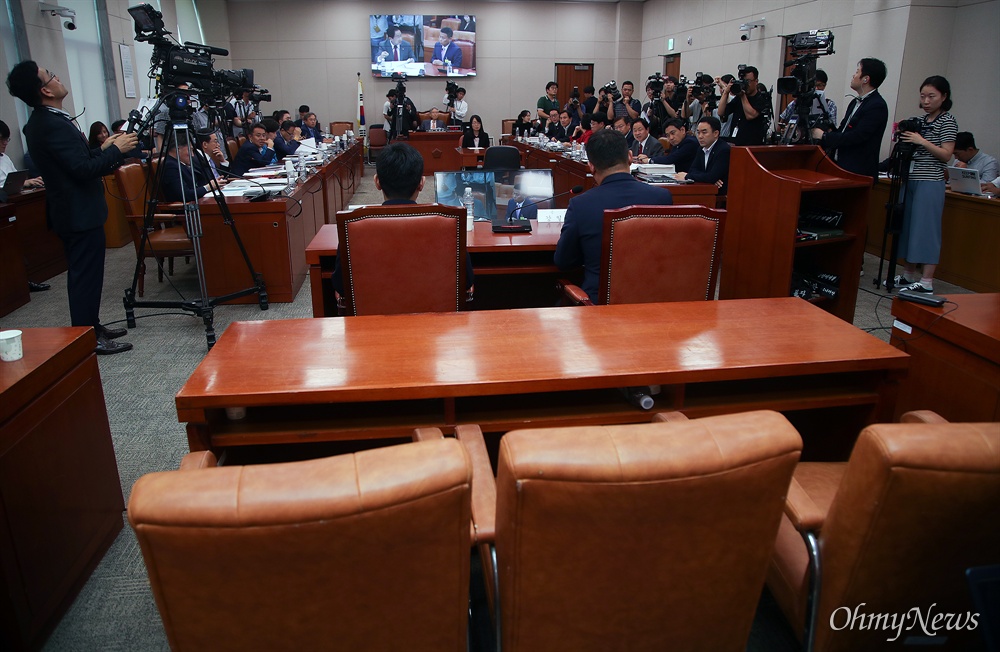  8일 오후 서울 여의도 국회 법제사법위원회위에서 열린 윤석열 검찰총장후보자 인사청문회에 장우성 서울성북경찰서장, 강일구 경찰청 총경, 증인만 출석하고 권오수 도이치파이낸셜 대표, 이남석 변호사, 윤우진 전 용산세무서장이 증인으로 불출석해 자리가 비어 있다.