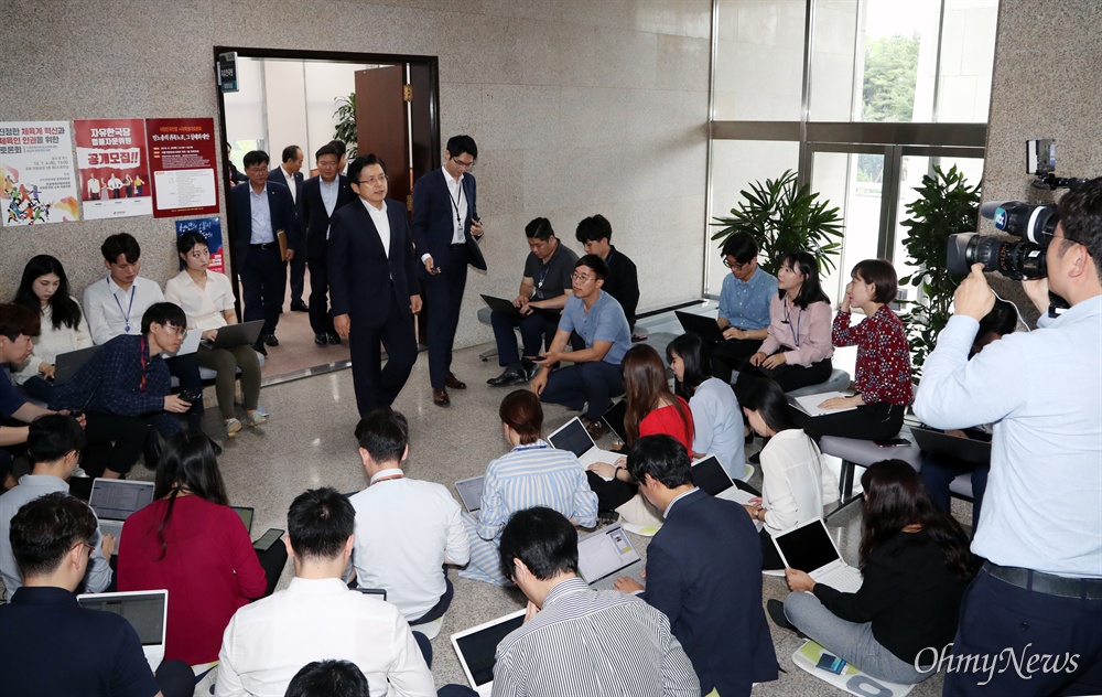 달라진 한국당 '깔개 준비했어요' 11일 오전 자유한국당 최고위원회의 후 황교안 대표 백브리핑이 진행된 국회 자유한국당 대회의실 앞 복도에 출입기자들을 위한 깔개가 놓였다. 한선교 전 사무총장의 이른바 '걸레질' 발언으로 뭇매를 맞은 후 간이의자가 몇 개 놓였지만 출입기자 수에 비해 간이의자 수량이 부족하자 깔개를 준비한 것으로 보인다. 간이의자와 별도로 깔개가 놓인 것은 이번이 처음이다. 