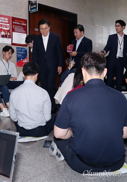 한국당이 달라졌다...깔개에 앉은 기자들  11일 오전 자유한국당 최고위원회의 후 황교안 대표 백브리핑이 진행된 국회 자유한국당 대회의실 앞 복도에 출입기자들을 위한 깔개가 놓였다. 한선교 전 사무총장의 이른바 '걸레질' 발언으로 뭇매를 맞은 후 간이의자가 몇 개 놓였지만 출입기자 수에 비해 간이의자 수량이 부족하자 깔개를 준비한 것으로 보인다. 간이의자와 별도로 깔개가 놓인 것은 이번이 처음이다. 