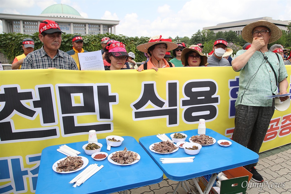  개 사육 농민 단체인 대한육견협회 회원들이 12일 오전 서울 여의도 국회 앞에서 개 식용 금지 법안 반대를 주장하고 있다.