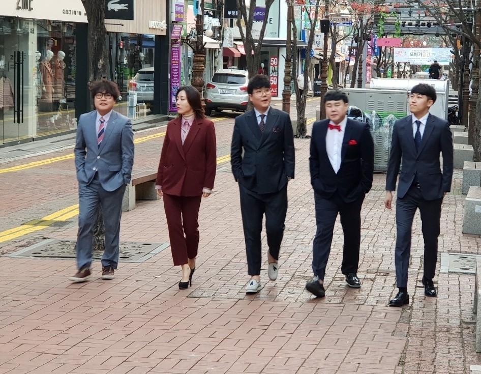  왼쪽부터 개그맨 홍현호, 박은영, 송필근, 윤승현, 이윤석씨.
