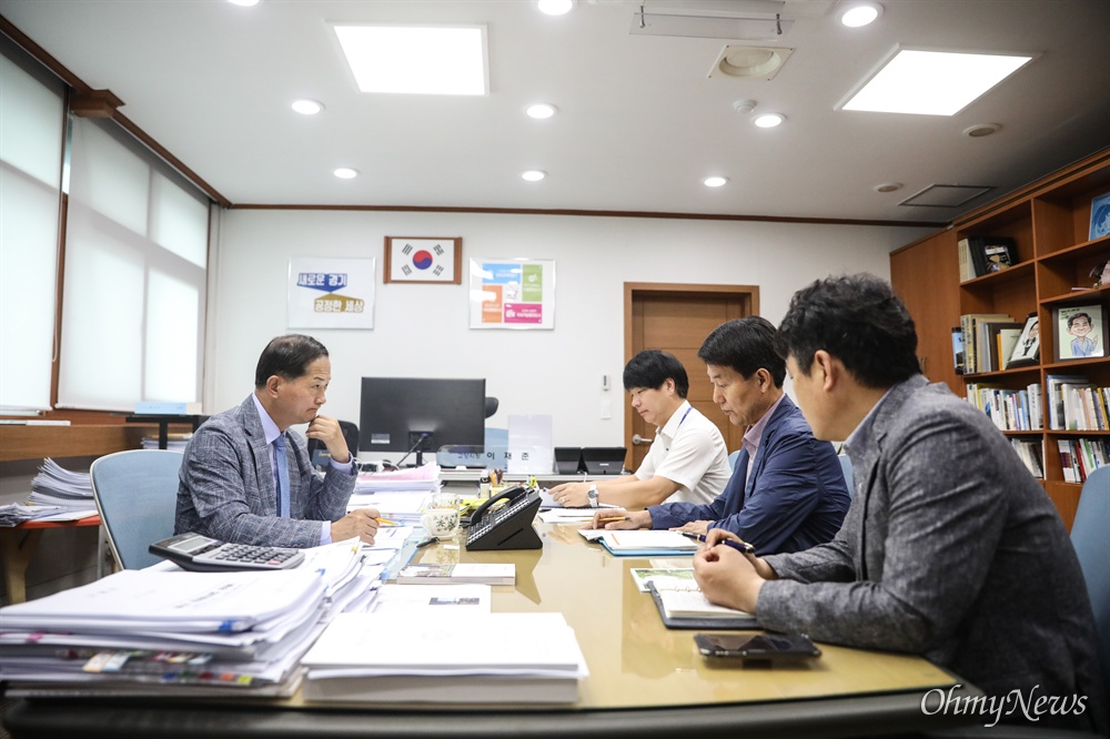  오전 8시35분께 김명신 예산담당관실 건전재정팀장이 시장실에서 나오자 밖에서 대기하고 있던 정재선 기획담당관, 박노철 평화미래정책관, 주시운 언론홍보담당관이 바통 터치하듯 시장실로 들어왔다. 