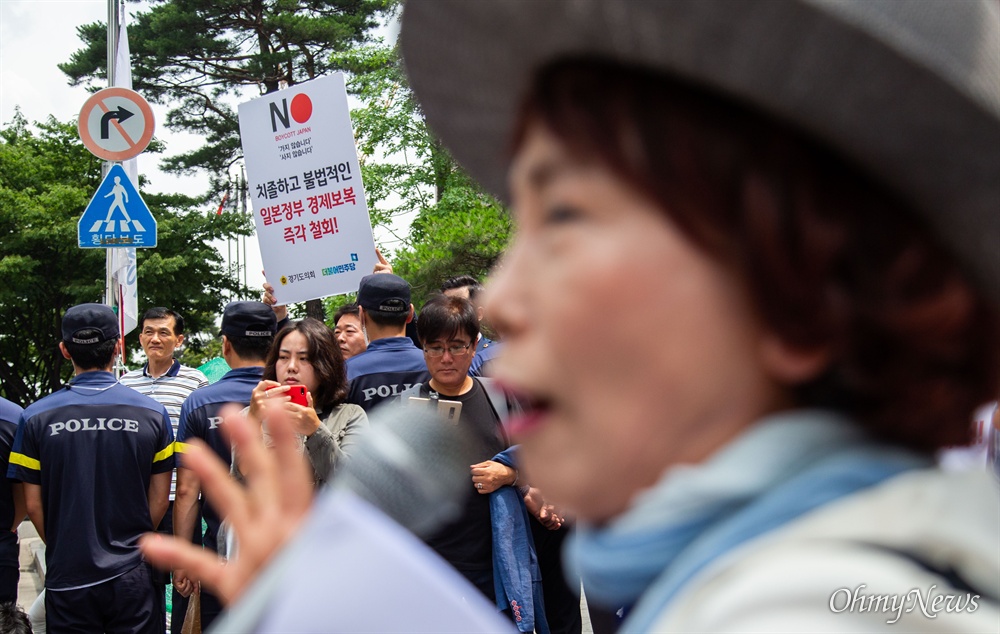  엄마부대 주옥순 대표와 회원들이 8일 오전 서울 종로구 옛 일본대사관 앞에 설치된 소녀상 옆에서 일본에 대한 문재인 정부의 사과를 촉구하는 기자회견을 열고 있다. 바로 옆에선 일본 아베 정부를 규탄하는 일인시위가 동시에 열렸다. 