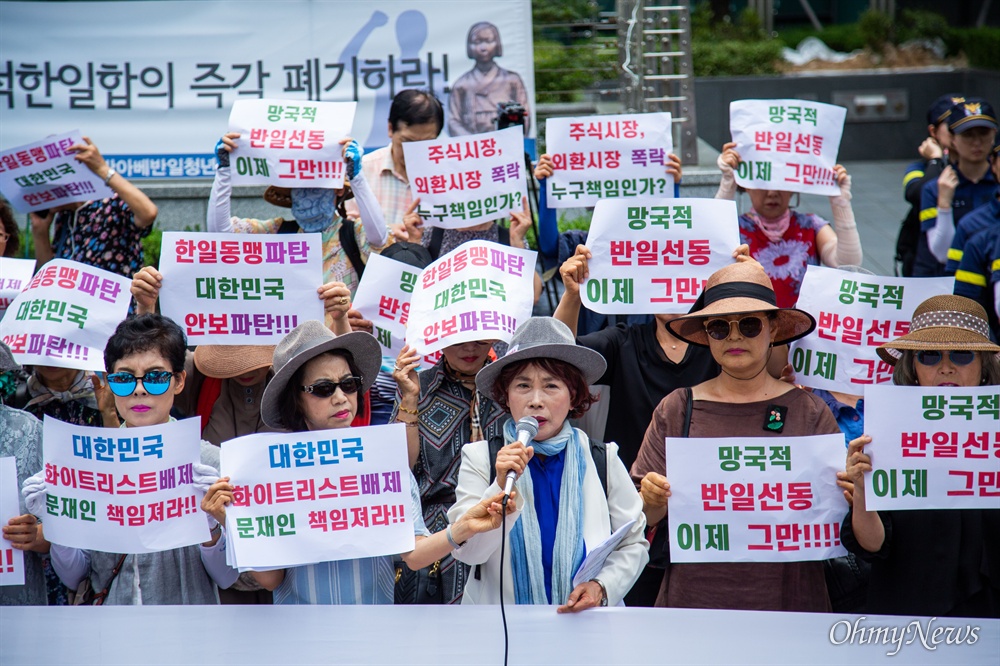  엄마부대 주옥순 대표와 회원들이 8일 오전 서울 종로구 옛 일본대사관 앞에 설치된 소녀상 옆에서 일본에 대한 문재인 정부의 사과를 촉구하는 기자회견을 열고 있다. 