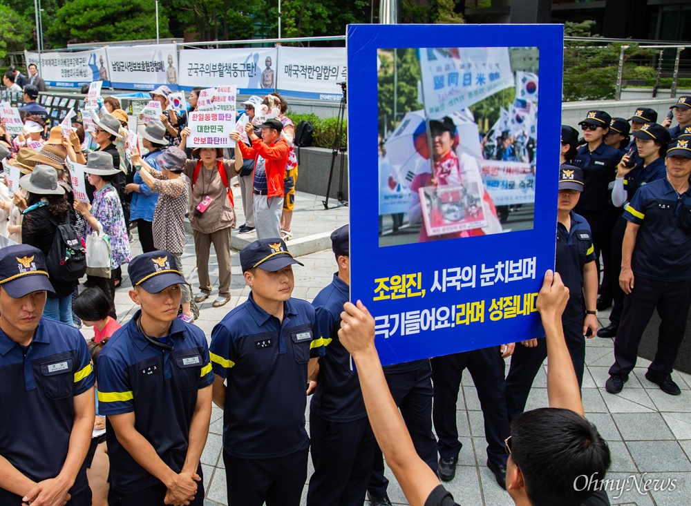  엄마부대 주옥순 대표와 회원들이 8일 오전 서울 종로구 옛 일본대사관 앞에 설치된 소녀상 옆에서 일본에 대한 문재인 정부의 사과를 촉구하는 기자회견을 열고 있다. 