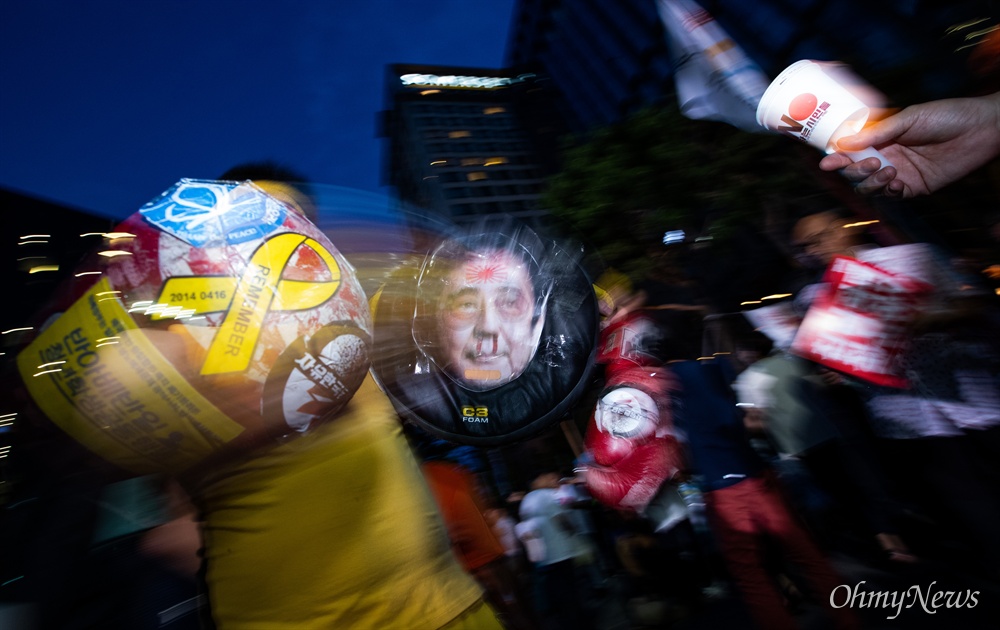  10일 오후 서울 종로구 옛 일본대사관 앞에서 일본의 경제보복에 대한 아배 정권을 규탄하는 4차 촛불문화제가 열리고 있다.