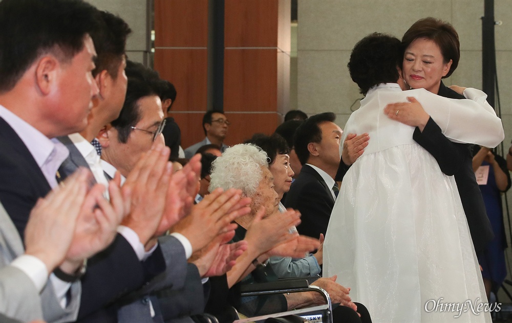  일본군 위안부 피해자 이용수 할머니가 14일 오전 서울 용산구 백범김구기념관에서 열린 ‘일본군 위안부 피해자 기림의 날’ 기념식에서 기념사를 마친 진선미 여성가족부 장관을 안아주고 있다.