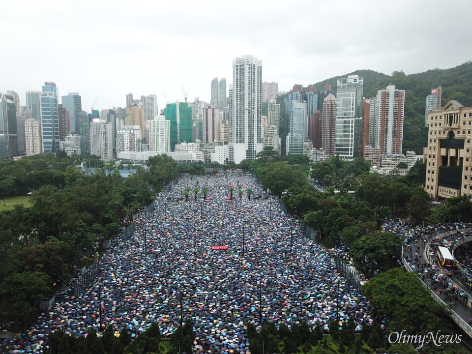 강경진압 경고 불구하고 집결한 홍콩시민들  중국 정부의 강경진압 경고에도 불구하고 18일 오후 송환법에 반대하는 홍콩시민들이 빅토리아 공원을 가득 채우고 있다.