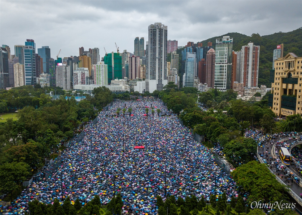 드론으로 본 8.18 홍콩대집회 중국 정부의 강경진압 경고에도 불구하고 18일 오후 송환법에 반대하는 홍콩시민들이 빅토리아 공원을 가득 채우고 있다.