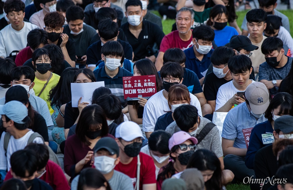  23일 오후 서울 성북구 고려대학교 중앙광장에서 고려대 학생들이 조국 법무부장관 후보자 자녀 ‘특혜 논란’ 진상규명 집회를 열고 있다. 학생들의 정치색 배제 요구에도 일부 보수단체 회원들도 참석했다.