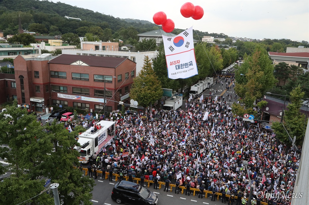 효자주민센터 앞 모인 자유한국당 당원들 24일 오후 서울 세종문화회관 앞에서 열린 <살리자 대한민국!> 문재인 정권 규탄집회에 참석했던 자유한국당 당원들이 청와대 앞 청운효자주민센터까지 행진을 벌인 뒤 대형 태극기를 띄우고 있다.