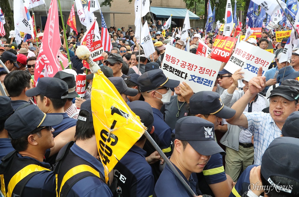  24일 오후 서울 세종문화회관 앞에서 열린 <살리자 대한민국!> 문재인 정권 규탄집회에 참석했던 자유한국당 당원들이 청와대 앞 청운효자주민센터까지 행진을 벌인 뒤 규탄 구호를 외치고 있다.
