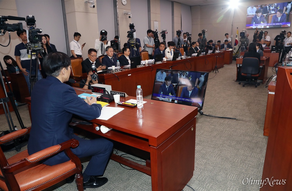  조국 법무부 장관 후보자가 6일 국회 법제사법위원회에서 열린 인사청문회에서 마무리발언을 하고 있다. 