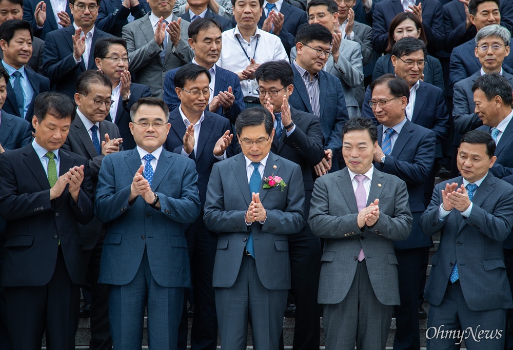  신임 법무부 장관이 임명을 받은 직후 인 9일 오후 경기도 정부과천청사 법무부 대강당에서 박상기 법무부 장관 이임식이 열리고 있다. 