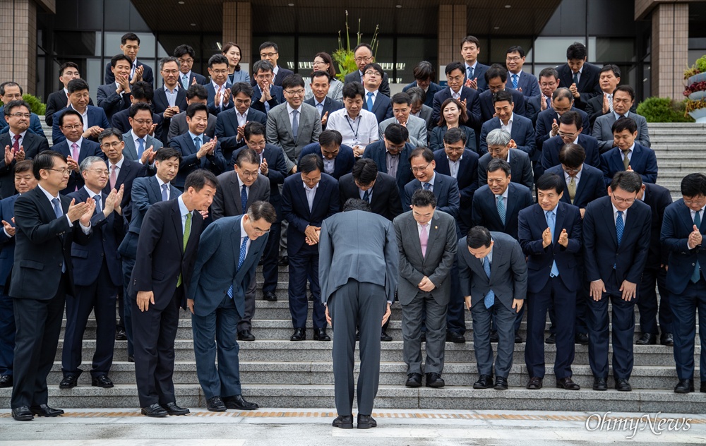  신임 법무부 장관이 임명을 받은 직후 인 9일 오후 경기도 정부과천청사 법무부에서 박상기 법무부 장관 이임식 기념촬영이 끝나고 상호간 인사를 하고 있다. 