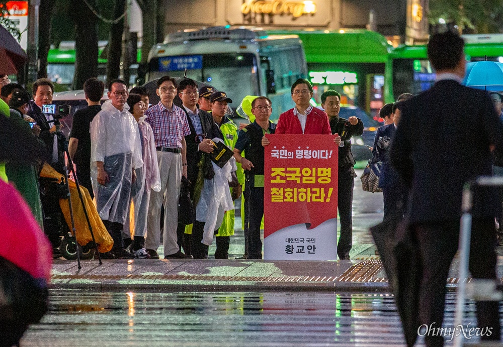  자유한국당 황교안 대표가 10일 오후 서울 광화문광장 앞 세종대로 사거리에서 조국 법무부 장관 임명 철회 1인 시위를 하고 있다.