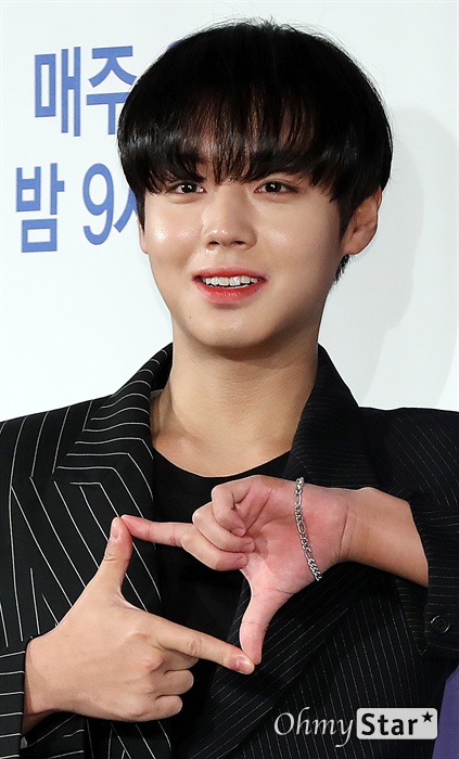 '조선혼담공작소 꽃파당' 박지훈, 자연스럽게 저장 배우 박지훈이 16일 오후 서울 여의도의 한 호텔에서 열린 JTBC 새 월화드라마 <조선혼담공작소 꽃파당> 제작발표회에서 포토타임을 갖고 있다. <조선혼담공작소 꽃파당>은 여인보다 고운 꽃사내 매파 3인방, 사내 같은 억척 처자 개똥이, 그리고 첫사랑을 사수하기 위한 왕이 벌이는 조선 대사기 혼담 프로젝트를 그린 작품이다. 16일 월요일 오후 9시 30분 첫 방송.