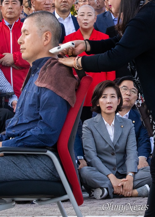  황교안 자유한국당 대표가 16일 오후 서울 청와대 분수대 앞에서 조국 법무부 장관 사퇴를 촉구하며 삭발을 하고 있다.