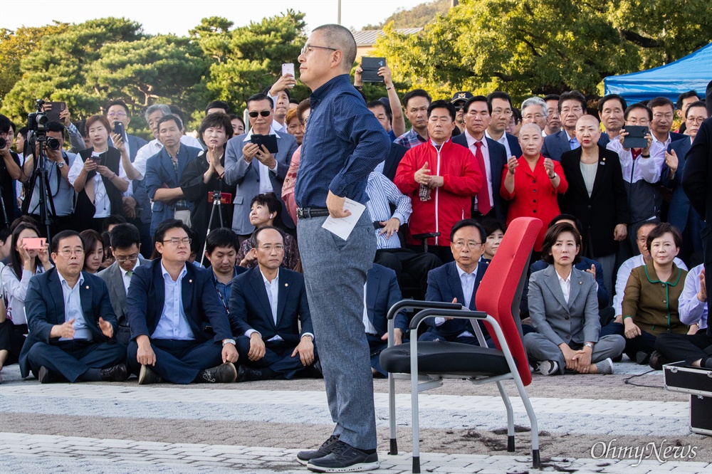  황교안 자유한국당 대표가 16일 오후 서울 청와대 분수대 앞에서 조국 법무부 장관 사퇴를 촉구하며 삭발을 하고 있다.