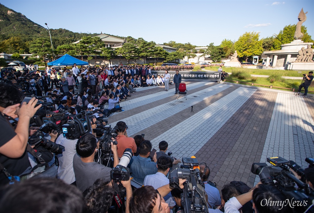  황교안 자유한국당 대표가 16일 오후 서울 청와대 분수대 앞에서 조국 법무부 장관 사퇴를 촉구하며 삭발을 하고 있다.