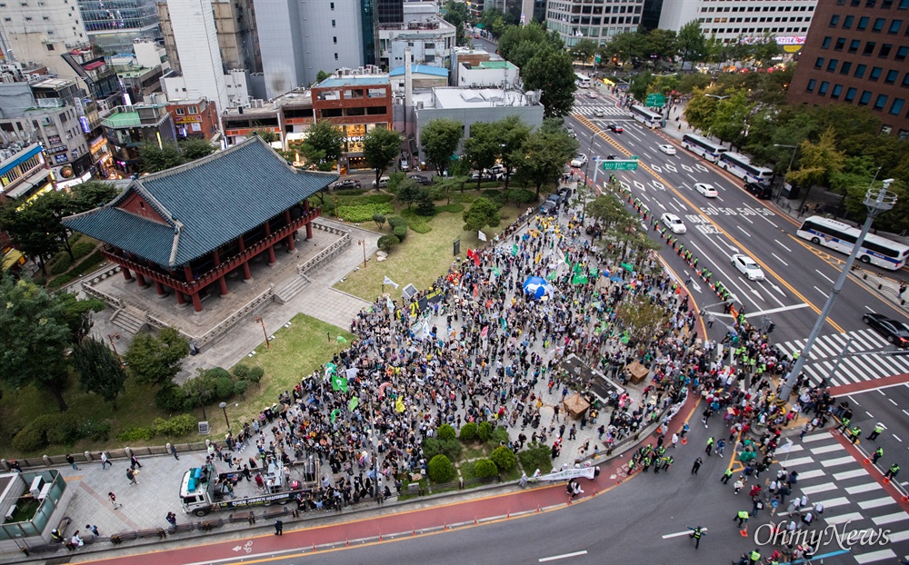  국제 기후 파업 주간인 21일 오후 서울 종각역 사거리에서 열린 9.21 기후위기 비상행동에서 참가자들이 '기후 위기가 다가오면 생존의 위협이 다가온다'는 의미를 가진 퍼포먼스를 하고 있다.
