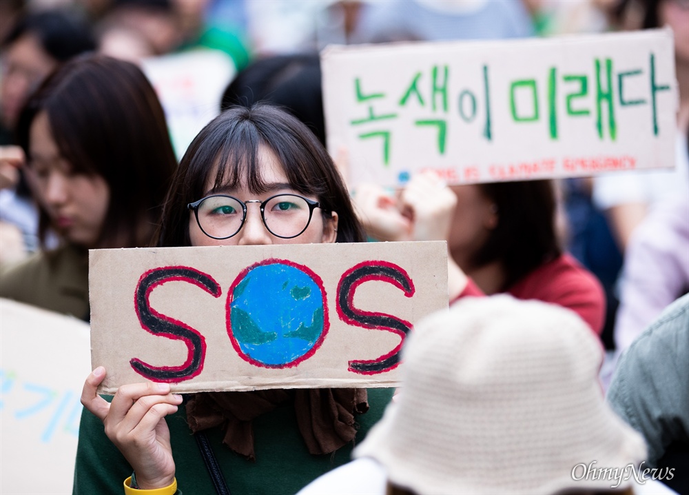  국제 기후 주간을 맞은 21일 오후 서울 종로구 혜화역 앞에서 기후위기 비상행동 집회가 열리고 있다. 