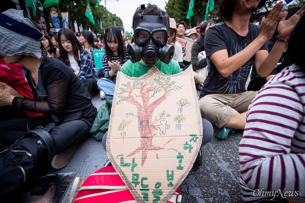  국제 기후 주간을 맞은 21일 오후 서울 종로구 혜화역 앞에서 기후위기 비상행동 집회가 열리고 있다. 