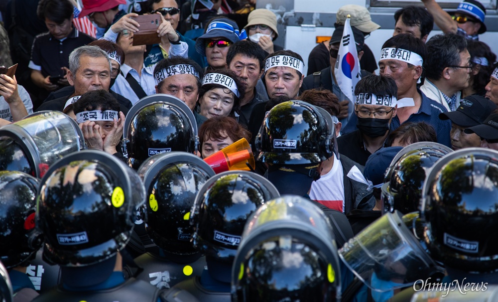  3일 오후 서울 청와대 분수대 앞에서 탈북단체회원이 경찰과 대치하고 있다. 