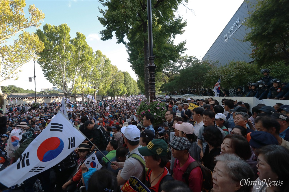  3일 오후 서울 광화문광장에서 열린 문재인하야 범국민투쟁본부(총괄대표 한기총 전광훈 목사. 총괄본부장 이재오 전 장관) 주최 '문재인 하야 범국민투쟁대회' 참석자들이 청와대 분수대광장 입구까지 행진한 뒤 집회를 이어가고 있다.