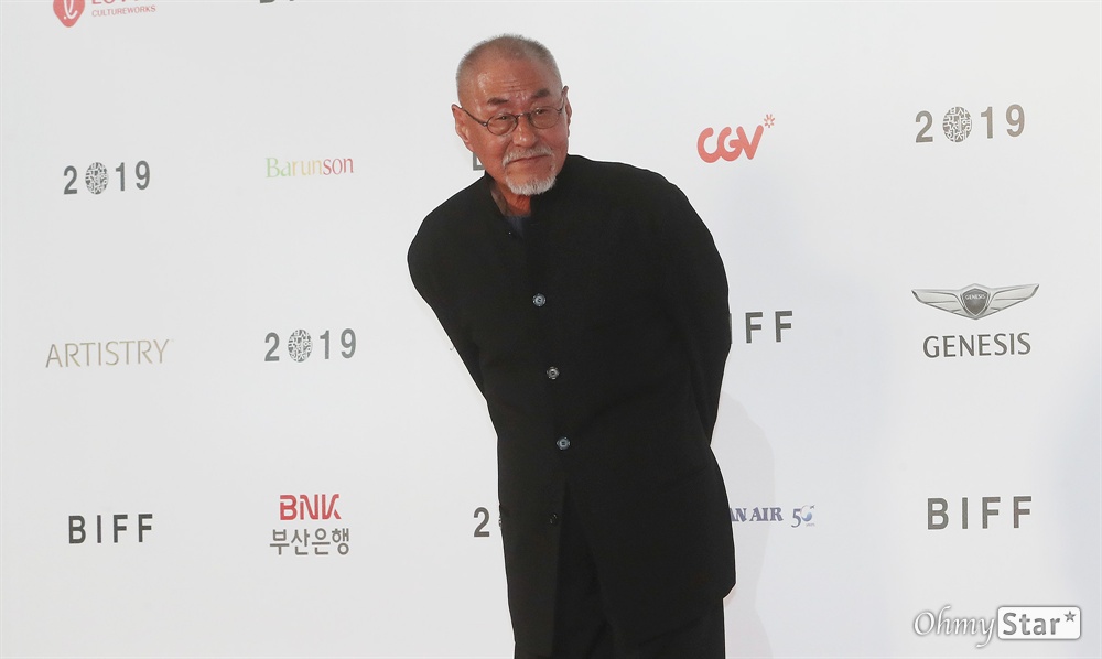  정일성 촬영감독이 3일 오후 부산 해운대구 영화의전당에서 열린 제24회 부산국제영화제(BIFF) 개막식에 참석해 레드카펫을 걸으며 입장하고 있다.