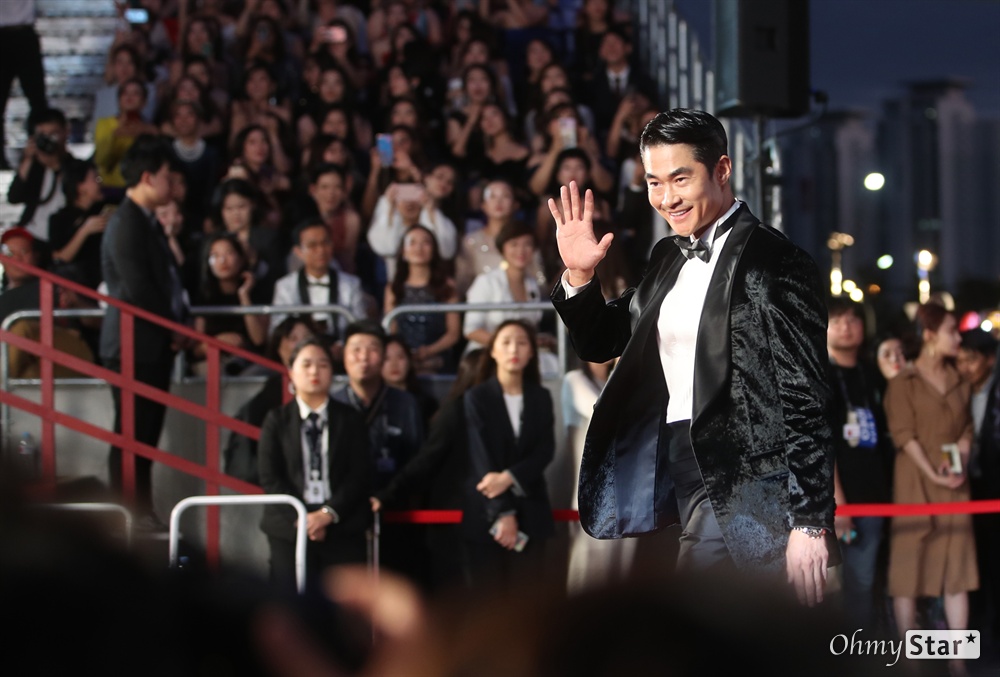  배우 배정남이 3일 오후 부산 해운대구 영화의전당에서 열린 제24회 부산국제영화제(BIFF) 개막식에 참석해 레드카펫을 걸으며 입장하고 있다.