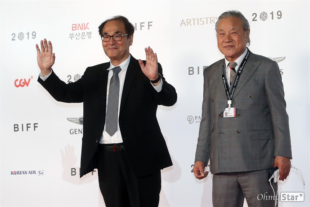  감독 이장호와 배창호가 3일 오후 부산 해운대구 영화의전당에서 열린 제24회 부산국제영화제(BIFF) 개막식에 참석해 레드카펫을 걸으며 입장하고 있다.