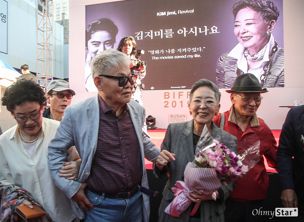  배우 김지미가 4일 오후 부산 서구 부산 BIFF광장에서 열린 제24회 부산국제영화제 오픈토크에서 참석해 동료 영화인으로부터 꽃다발을 선물 받고 있다.