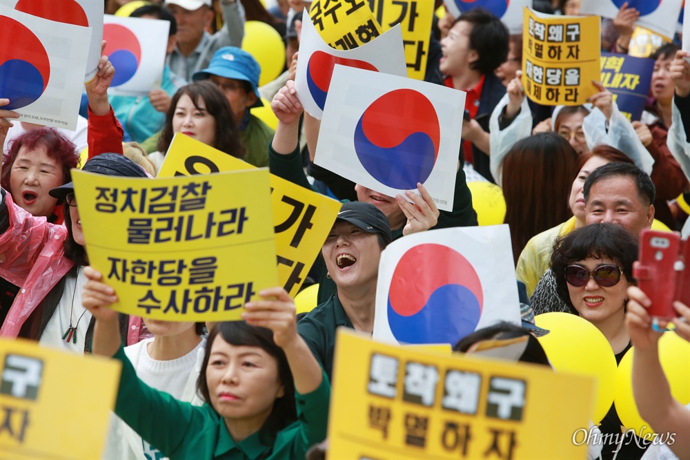  '제8차 사법적폐청산을 위한 검찰개혁 촛불문화제'가 5일 오후 대검찰청과 서울중앙지검이 있는 서울 서초역 부근에서 검찰개혁사법개혁적폐청산 범국민연대 주최로 열리고 있다. 