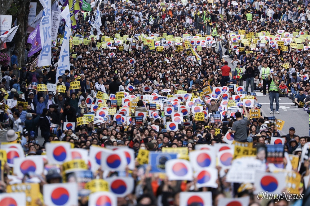  '제8차 사법적폐청산을 위한 검찰개혁 촛불문화제'가 5일 오후 대검찰청과 서울중앙지검이 있는 서울 서초역 부근에서 검찰개혁사법개혁적폐청산 범국민연대 주최로 열린 가운데 시민들이 피켓으로 파도타기 퍼포먼스를 하고 있다. 