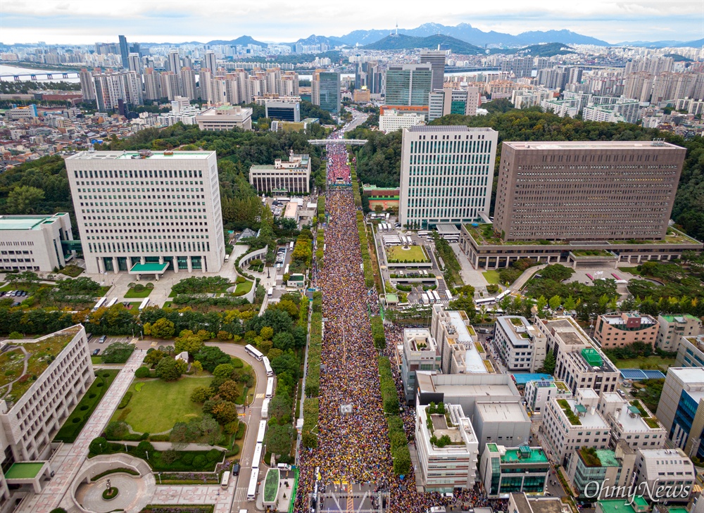 대검-고검-중앙지검과 촛불시민들 '제8차 사법적폐청산을 위한 검찰개혁 촛불문화제'가 5일 오후 대검찰청과 서울중앙지검이 있는 서울 서초역 부근에서 검찰개혁사법개혁적폐청산 범국민연대 주최로 열렸다. 시민들 주변으로 대검찰청-서울고등검찰청-서울중앙지방검찰청 건물이 나란히 세워져 있다.