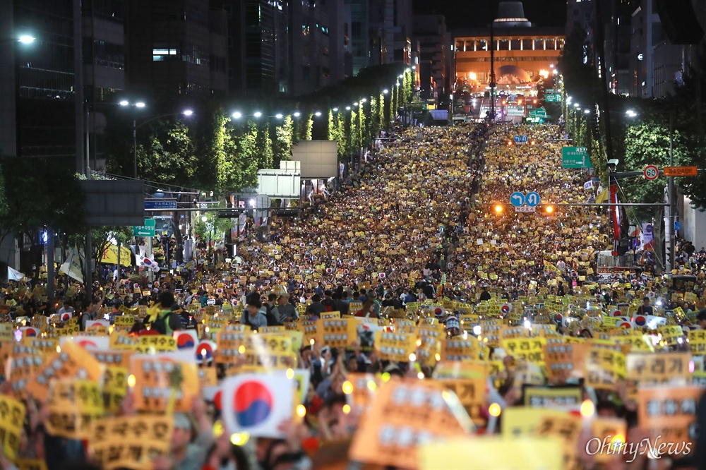 제8차 사법적폐청산을 위한 검찰개혁 촛불문화제 '제8차 사법적폐청산을 위한 검찰개혁 촛불문화제'가 5일 오후 대검찰청과 서울중앙지검이 있는 서울 서초역 부근에서 검찰개혁사법개혁적폐청산 범국민연대 주최로 열렸다. 서초역에서 예술의전당 방향으로 앉은 시민들이 구호를 외치고 있다.