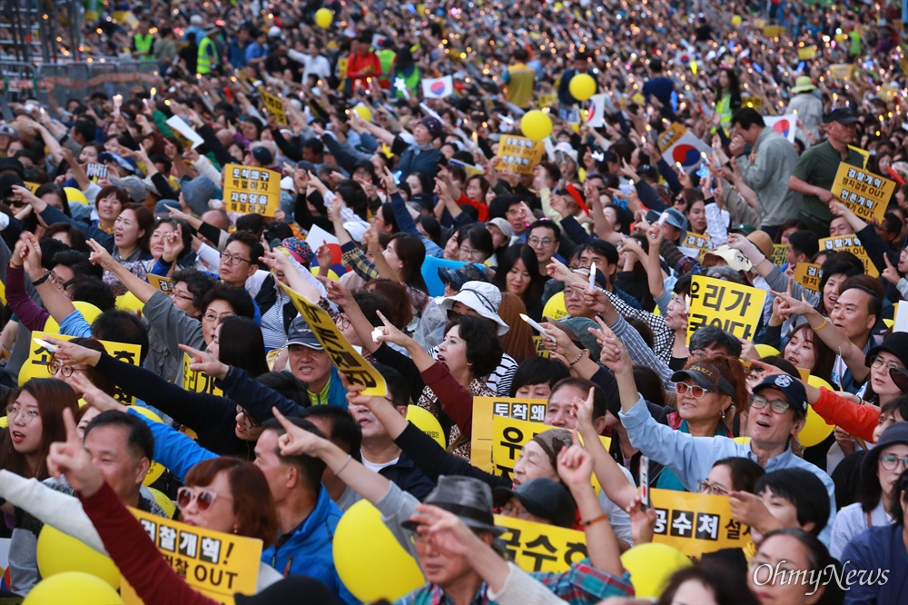 대검찰청 향하는 수많은 손가락 '제8차 사법적폐청산을 위한 검찰개혁 촛불문화제'가 5일 오후 대검찰청과 서울중앙지검이 있는 서울 서초역 부근에서 검찰개혁사법개혁적폐청산 범국민연대 주최로 열리고 있다. 참가자들이 대검찰청을 향해 손가락을 가리키며 구호를 외치고 있다.