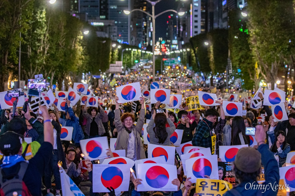  '제8차 사법적폐청산을 위한 검찰개혁 촛불문화제'가 5일 오후 대검찰청과 서울중앙지검이 있는 서울 서초역 부근에서 검찰개혁사법개혁적폐청산 범국민연대 주최로 열리고 있다. 