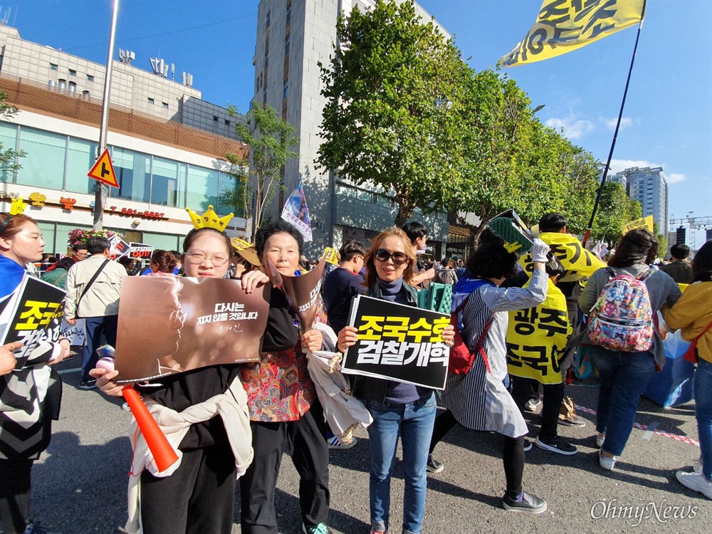  12일 서초동에서 열린 검찰개혁 촛불집회에 참석한 참가자 김애영씨. 