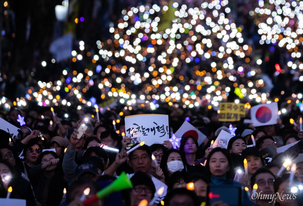  12일 서울 서초역 부근에서 검찰개혁사법개혁적폐청산 범국민연대 주최로 '제9차 사법적폐청산을 위한 검찰개혁 촛불문화제'가 열리고 있다. 