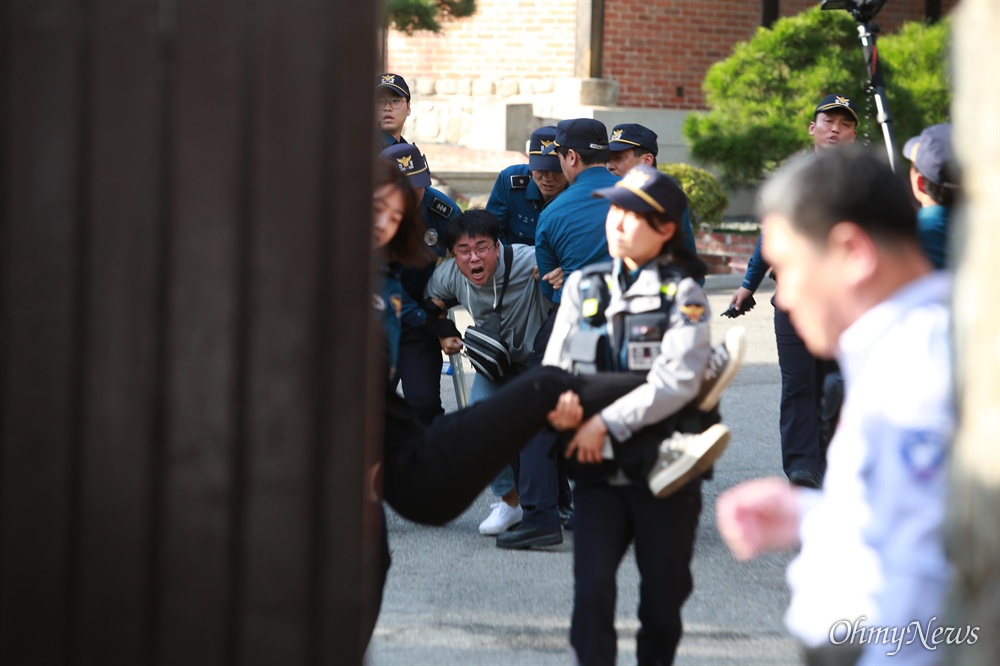 방위비 분담금 항의, 미대사관저 '월담' 기습시위 한국대학생진보연합 소속 대학생들이 과도한 주한미군 방위금 분담금(6조) 요구에 항의하며 18일 오후 서울 중구 덕수궁 뒤편 미대사관저 담장에 사다리를 놓고 넘어들어가는 기습 시위를 벌였다. 사다리를 이용해 미대사관저에 들어갔던 대학생들이 경찰에 의해 끌려나오고 있다.