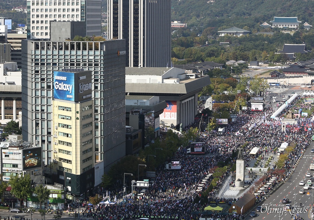  자유한국당이 19일 오후 서울 광화문 세종문화회관 앞에서 '국민의 명령, 국정대전환 촉구 국민보고대회'를 열고 있다. 