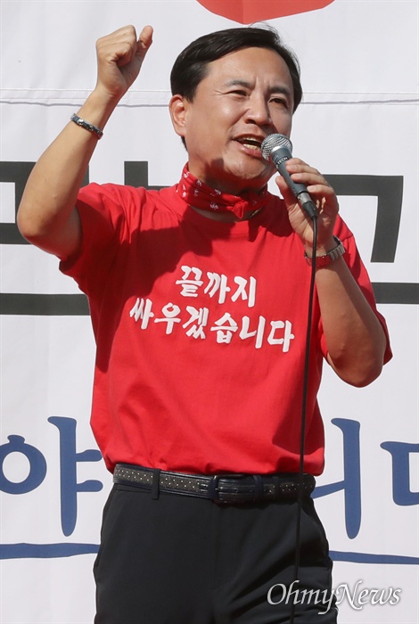 규탄사 하는 김진태 자유한국당 김진태 의원이 19일 오후 서울 광화문 세종문화회관 앞에서 열린 '국민의 명령, 국정대전환 촉구 국민보고대회'에서 규탄사를 하고 있다.