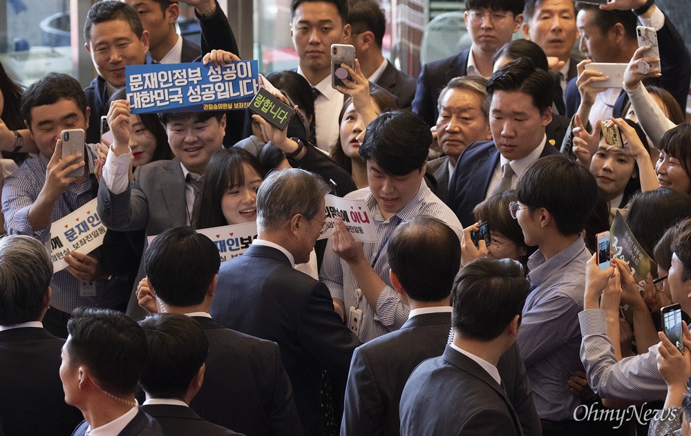 민주당 당직자들과 악수하는 문재인 대통령 문재인 대통령이 22일 오전 국회에서 2020년도 예산안에 대한 시정연설을 마치고 본회의장을 나서던 중 환영 피켓을 들고 나온 더불어민주당 보좌진들과 악수를 나누고 있다.