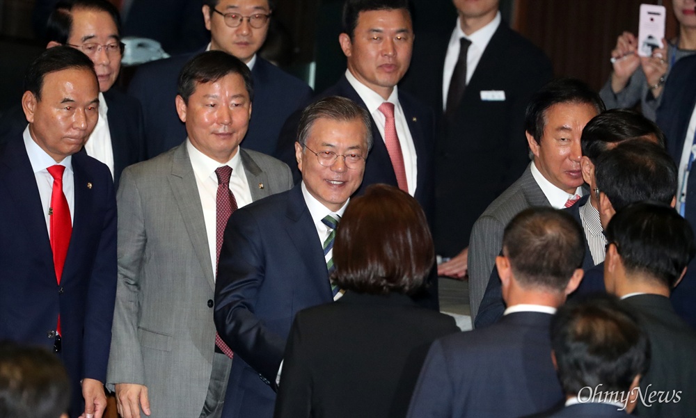 자유한국당 의원들 찾아가 악수하는 문재인 대통령 문재인 대통령이 22일 서울 여의도 국회 본회의장에서 2020년 예산안에 대한 시정연설을 마치고 자유한국당 의원들과 인사를 하고 있다.