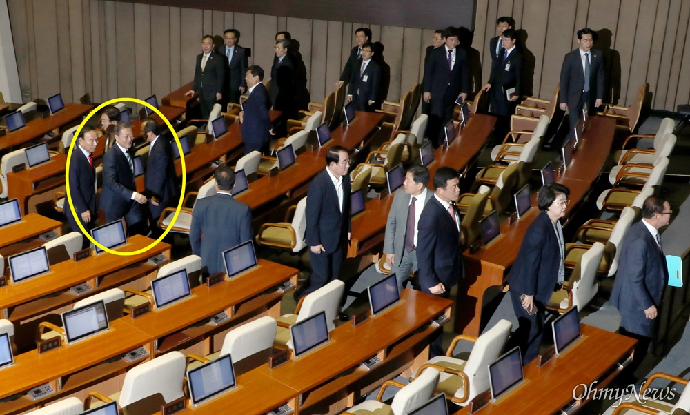 [오마이포토] 퇴장하는 자유한국당, 인사하러 가는 문재인 대통령 