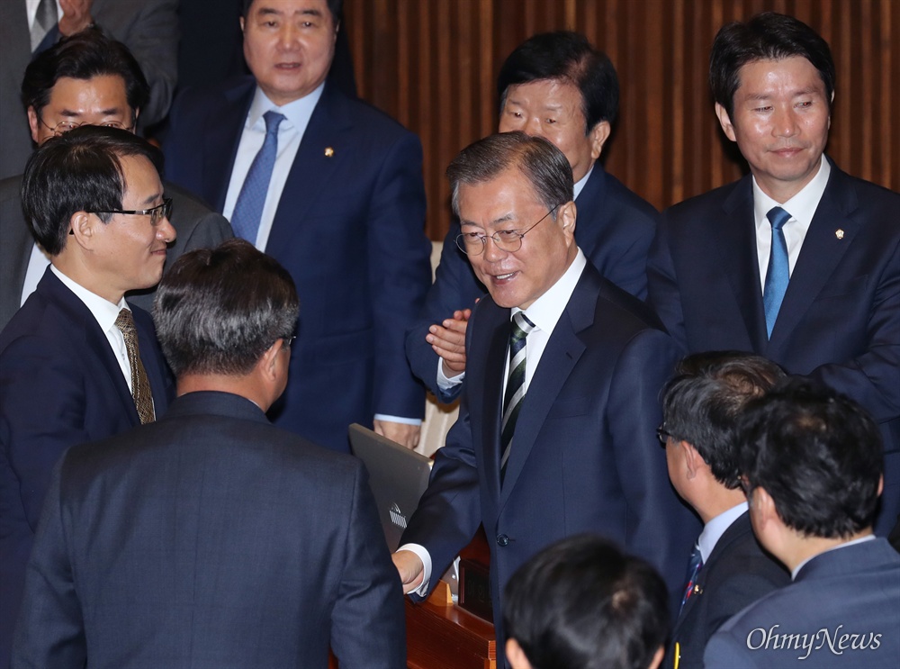 입장하는 문재인 대통령 문재인 대통령이 22일 오전 국회 본회의장에서 내년도 예산안에 대한 시정연설을 하기 위해 입장하며 더불어민주당 이인영 원내대표 등 의원들과 인사하고 있다.