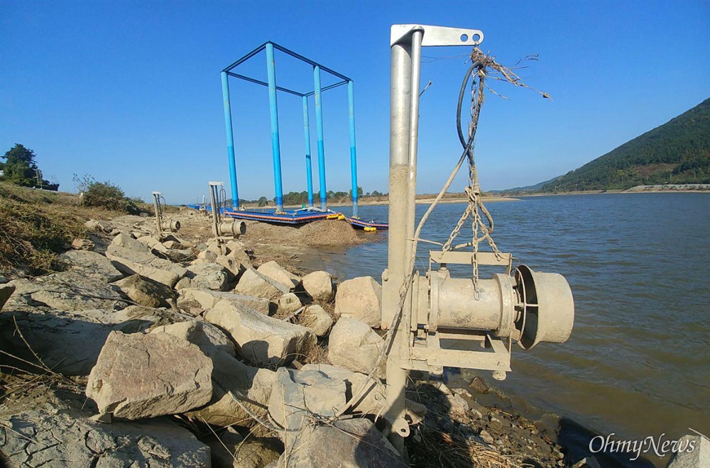  낙동강 창녕함안보 수위가 4대강사업 이후 처음으로 2.2m로 낮춰진 가운데 드러난 녹조 저감시설인 폭기장치.