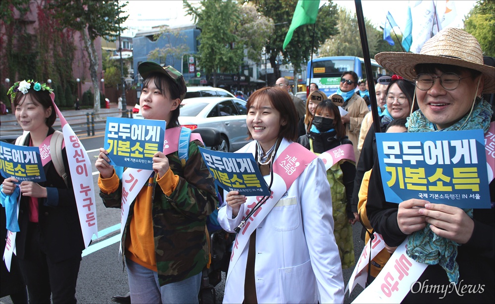  26일 전 세계 10개국 26개 도시에서 기본소득 지지자들이 기본소득을 알리고 기본소득 실현을 요구하는 “국제기본소득행진(Basic Income March)”을 동시에 진행했다. 서울에서도 대학로에서 보신각까지 150여 명의 지지자들이 행진을 벌이며 시민들에게 기본소득의 필요성을 설명했다. 일부 지지자들은 “모든 사람은 아무 조건 없이 기본소득을 받을 자격이 있다”는 의미로 의사, 군인, 농민, 조리사, 노동자 등의 의상을 입고 참석했다. 